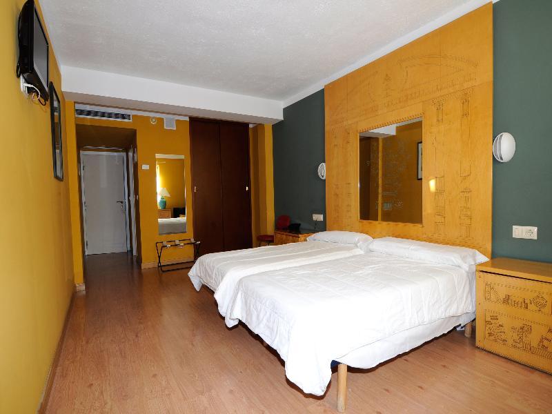 Ahc Hoteles Caces Esterno foto