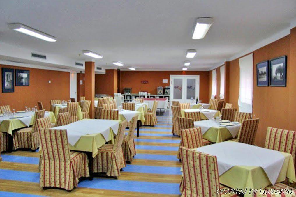 Ahc Hoteles Caces Ristorante foto